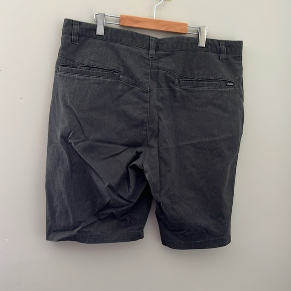 Volcom Black Flat Front Shorts Casual Style - Picture 2 of 3